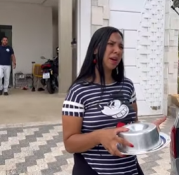 T1102004 Ela leva comida para seus novos vizinhos, depois tira vantagem deles part2