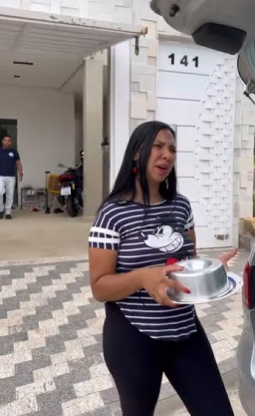 T1102004 Ela leva comida para seus novos vizinhos, depois tira vantagem deles part2