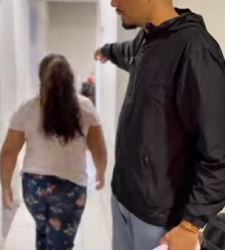 T0121002 Chris rasgou presente que ganhou da sua funcionária part2