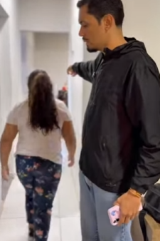 T0121002 Chris rasgou presente que ganhou da sua funcionária part2