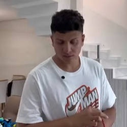 T0702008 ia na casa da vizinha comia que encontrava sem se importar com nada part2