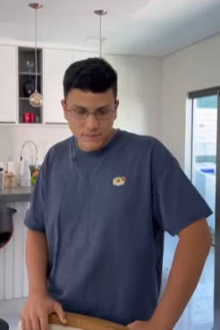 T0702011 Convidou as amigas para comerem na casa dela, depois ela ficou sozinha part2