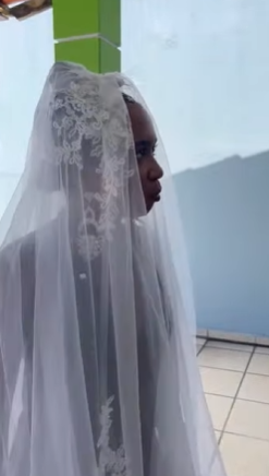 T1021010 Ela foi vestida assim ao casamento do amante para evitar cerimônia part2