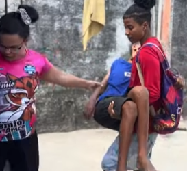 T0601002 Você aí também ajudaria se alguém chegasse pedindo comida em sua casa