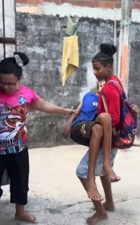 T0601002 Você aí também ajudaria se alguém chegasse pedindo comida em sua casa