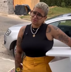 T1102012 Vendia Gelinhos, mas tinha tudo caro relógio caro celular caro corrente cara