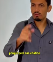 T0121008 Chris voltou de viagem recebeu um presente da sua funcionária