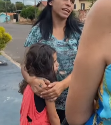 T0121010 Todos se impressionam com atitude de caráter dessa menina part2
