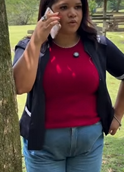 T0502007 O sorriso dela esconde algo que poucos perceberam…