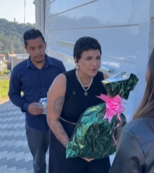 T0602002 Filho leva um presentinho para mãe no dia das mães, ela despreza part2