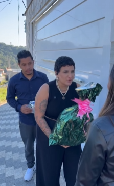 T0602002 Filho leva um presentinho para mãe no dia das mães, ela despreza part2