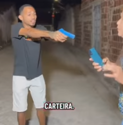 T1801011 Ela foi assaltada ao sair da igreja