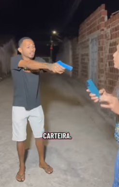 T1801011 Ela foi assaltada ao sair da igreja