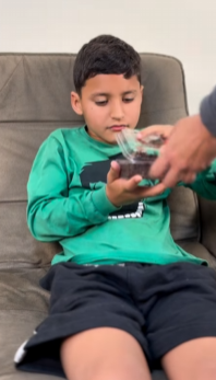 T0701002 Ele tratava sua mãe assim olha que aconteceu