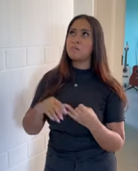 T0321014 Sua irmã lhe deu uma moto ela se recusa levá la para trabalho