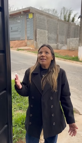 T0402002 Mandou fazer uma casa com filha, quando chegou não podia morar nela