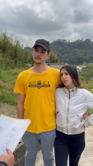 T0402007 Disse pra ela que comprou um terreno pra fazer uma casa, olha que ela fez