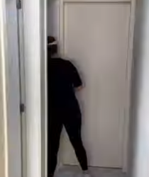 T0701008 Uma mulher na rua falou que seu marido estava lhe traindo