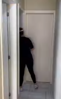 T0701008 Uma mulher na rua falou que seu marido estava lhe traindo