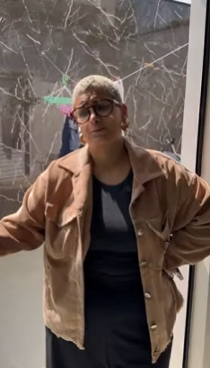 T1102003 Duas jovens não pagaram que fizeram no almoço, pagaram menos part2