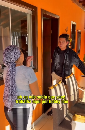 T0102003 Luís mal sabia que Adriana estava falando com patrão no telefone