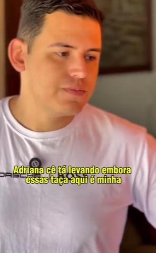 T0102004 Luís deu as xícaras para Adriana ainda acusou ela de ter pegado para Tim