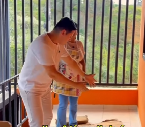 T0102005 Luís fez Adriana deitar no chão em cima do papelão