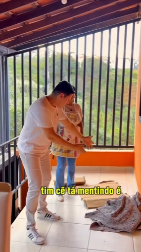 T0102005 Luís fez Adriana deitar no chão em cima do papelão