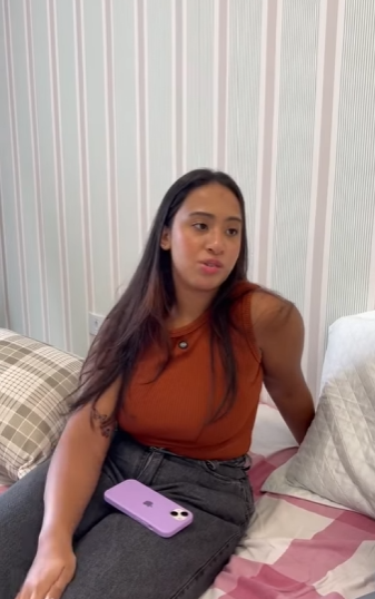 T0304003 Ela não queria ser amiga dela por causa da condição que vivia