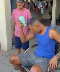 T0621001 Pai dá uma lição no seu filho