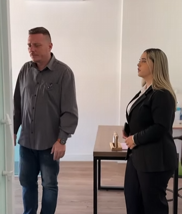 T1321007 Ela tinha uma anjo que cuidava dela ajudou descobrir que marido fazia na empresa