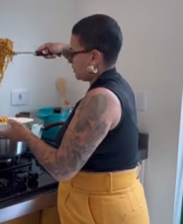 T0621005 Fizeram um macarrão com tudo não deram para vizinha part2