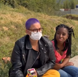 T1124001 Levou as amigas para casa do vizinho