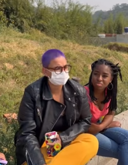 T1124001 Levou as amigas para casa do vizinho