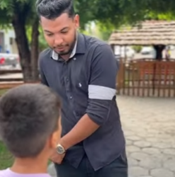 T1302001 Garotinho pobre recompensado de forma surpreendente por sua honestidade.