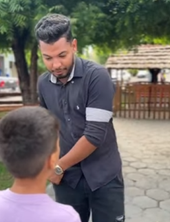 T1302001 Garotinho pobre recompensado de forma surpreendente por sua honestidade.