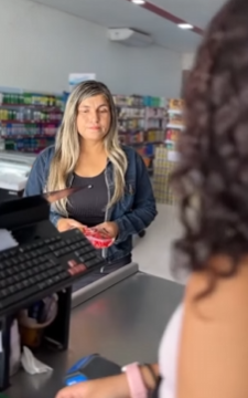 T1302002 Ela viu marido no mercado com amante gra vida.