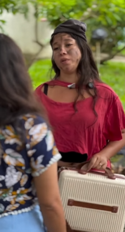 T1802003 Ela foi uma menina honesta mesmo depois de ser humilhada