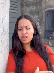 T1702012 Ela usou dinheiro do seu negócio para ajudar dar às pessoas sem pensar em si mesmo