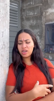 T1702012 Ela usou dinheiro do seu negócio para ajudar dar às pessoas sem pensar em si mesmo