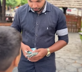 T1321001 Garota engenhosa muda as etiquetas de part2