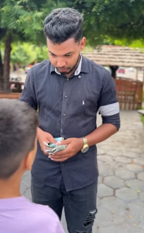 T1321001 Garota engenhosa muda as etiquetas de part2