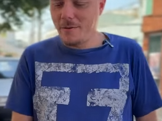 T1321009 Ela pega celular dessa moça olha que ela descobre