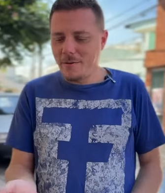 T1321009 Ela pega celular dessa moça olha que ela descobre