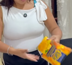 T0702002 Ela mal começou morar com marido, já achou que ele tinha que bancar filho marmanjo