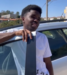 T1102004 Mulher com fome sentava se para comer sem se importar com as pessoas não oferecia part2