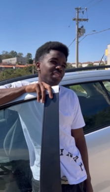 T1102004 Mulher com fome sentava se para comer sem se importar com as pessoas não oferecia part2