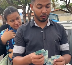 T1321015 Garota engenhosa muda as etiquetas de preço e ninguém imaginou part2