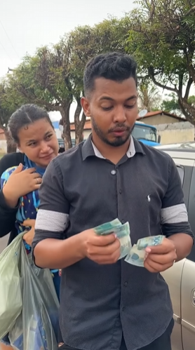 T1321015 Garota engenhosa muda as etiquetas de preço e ninguém imaginou part2