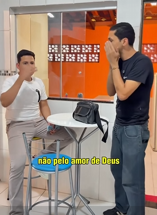 T0102003 Escondeu de baixo da mesa para pegar no flagra Luís querendo dinheiro da funcionária